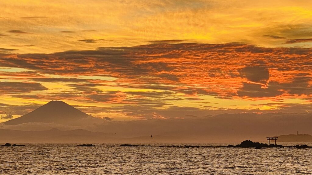夕暮れに染まる空と葉山の海に浮かぶ富士山と鳥居